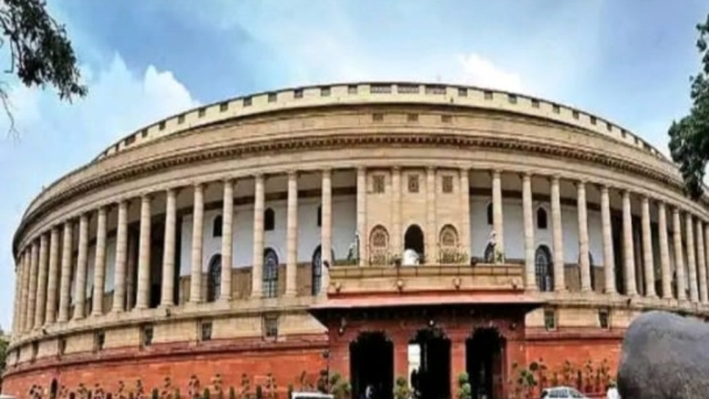 नया आदेश: संसद में पर्चों, तख्तियों और प्लेकार्ड्स पर भी लगी पाबंदी