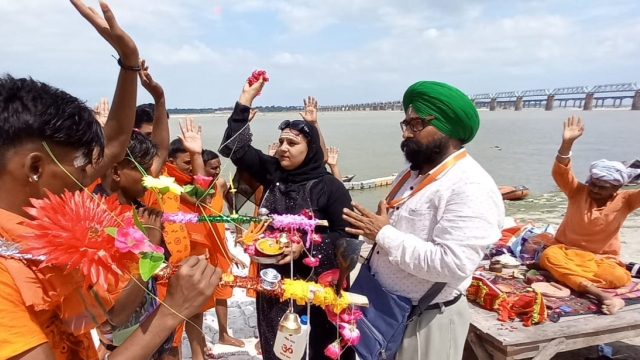 सर्वप्रथम अल्पसंख्यक साथियों ने दशाश्वमेध घाट पर प्रणाम कर माथे पर तिलक लगवायाl