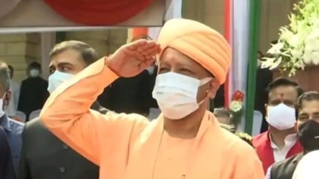 CM योगी ने फहराया तिरंगा, दोहराया एक भारत-श्रेष्ठ भारत का संकल्प