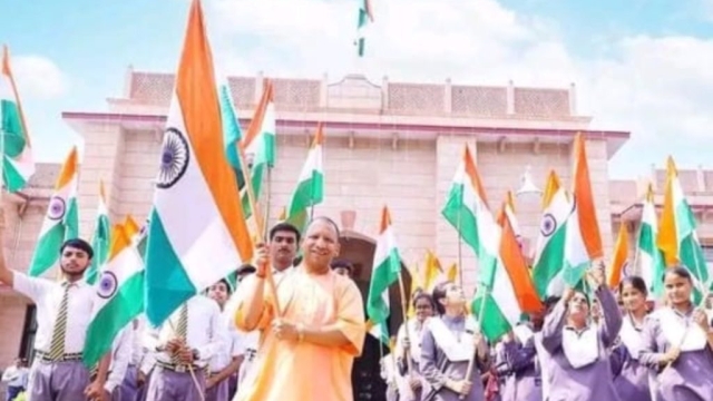 CM योगी ने बच्चों के साथ लहराया तिरंगा, ‘हर घर तिरंगा’ अभियान की शुरुआत