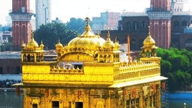 अमृतसर गुरूद्वारा जिसे हरमंदर साहिब के नाम से भी जाना जाता है