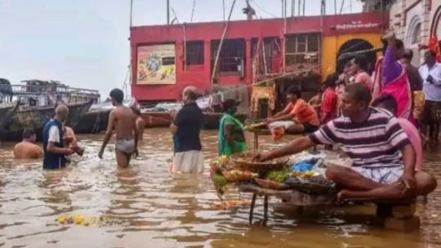 ऊफान पर गंगा, घाघरा और राप्ती समेत कई नदियां, वाराणसी में अलर्ट पर प्रशासन