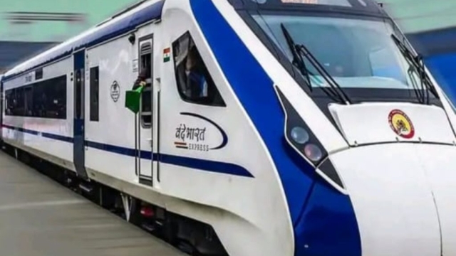 कोटा पहुंची देश की पहली सेमी हाई स्पीड ट्रेन ‘वंदे भारत’