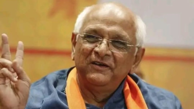 गुजरात विधानसभा चुनाव से बड़ी उठापटक, 2 मंत्रियों से छीना प्रभार
