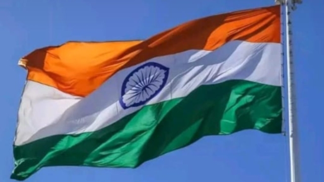 गोरखपुर: तिरंगा देकर रेलवे कर्मियों के वेतन से काटे जाएंगे 50 रुपए