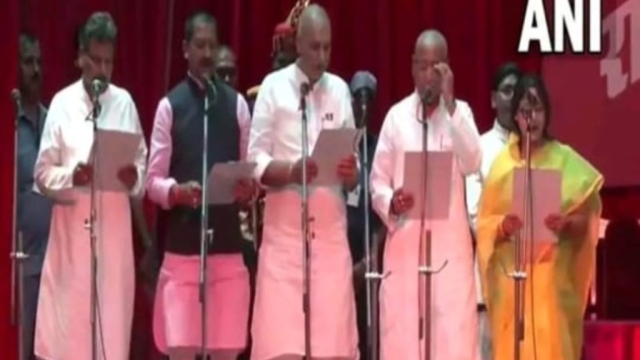 नीतीश मंत्रिमंडल का विस्तार, 31 मंत्रियों ने ली शपथ