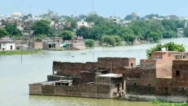 बनारस: वरुणा पार इलाकों में पलायन तेज, शवदाह के लिए कतार