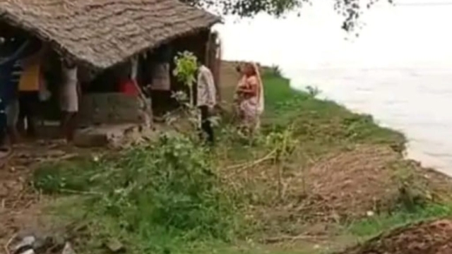 बाराबंकी: घाघरा नदी उफान पर, किनारों पर कटान, लोग दहशत में