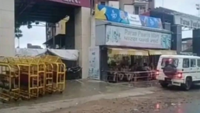 बुलडोजर चलाकर तोड़ दी मजार, आगरा में गुस्साए लोगों ने किया हंगामा