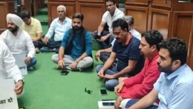 बवाल: AAP विधायकों ने की LG को हटाने की मांग, रातभर विधानसभा में देंगे धरना
