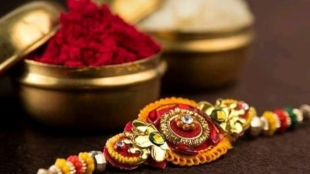 राखी बांधते समय तीन गांठें लगाने का क्या है महत्व? जानें ये रोचक बात