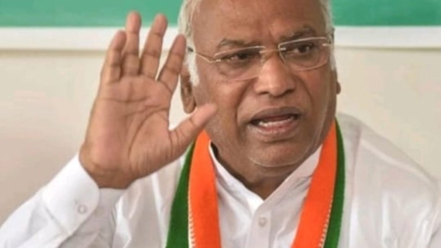 राहुल को अध्यक्ष बनने के लिए मजबूर करेंगे: खड़गे