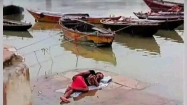 वाराणसी में एक दिन में करीब 3 मीटर ऊपर चढ़ी गंगा, डूब गए आधे घाट