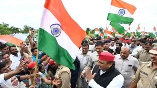 सपा प्रमुख अखिलेश यादव ने फहराया तिरंगा, बोले देश के सामने कई चुनौतियां