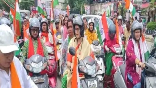 स्मृति ईरानी ने तिरंगा यात्रा का किया नेतृत्व, खुद चलाईं स्कूटी