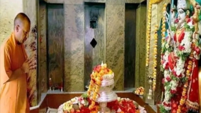 CM योगी ने देवीपाटन मंदिर में की पूजा-अर्चना