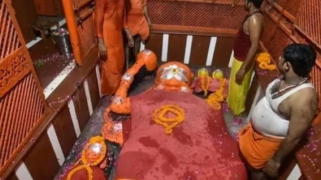 आज से करें लेटे हनुमानजी के दर्शन, बाढ़ से मंदिर में भर गया था पानी