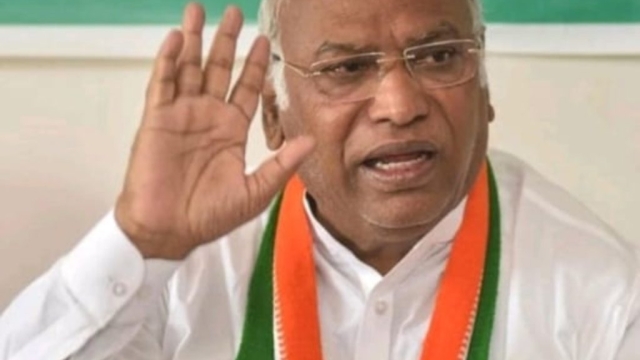 थरूर के बाद खड़गे ने भी दाखिल किया नामांकन