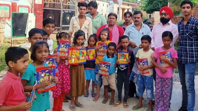 बच्चों में शिक्षा की अलख जगाते पेंसिल ,रबड़ ,कटर,कॉपी का वितरण किया गया