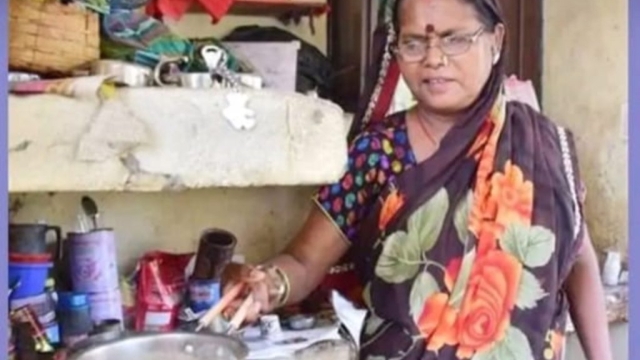भौजी ‘चायवाली’: योगी से लेकर चंद्रशेखर तक इनकी दुकान पर पी चुके हैं चाय