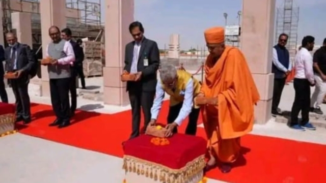 मुस्लिम देश में बने पहले हिंदू मंदिर को देखने पहुंचे विदेश मंत्री जयशंकर
