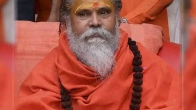 महंत नरेंद्र गिरी के कमरे से मिला 3 करोड़ कैशऔर करोड़ों के आभूषण। !