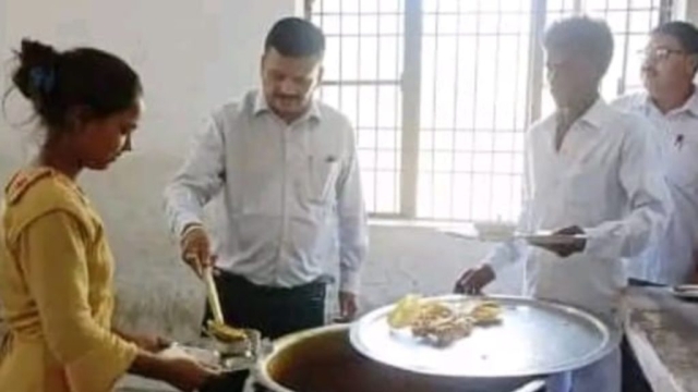 राजकीय विद्यालय पहुंचे DM, बच्चों को खाना परोसने को हुए मजबूर