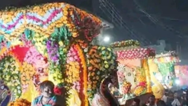 राम बारात के दौरान महिला और युवक के बीच जमकर चले थप्पड़-घूंसे