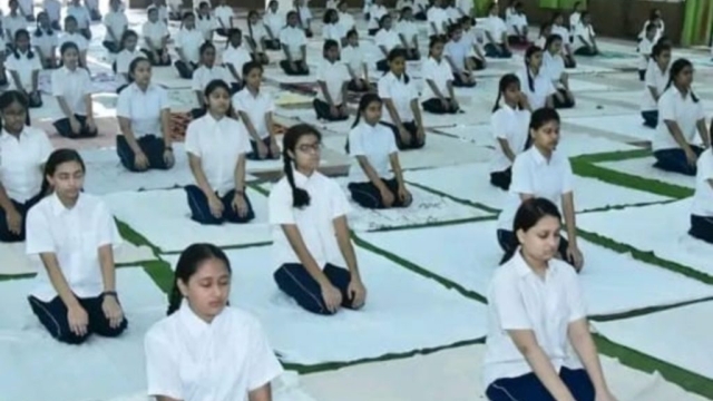 सभी स्कूलों में अनिवार्य होगा योगा, यूपी के हर जिले में मिलेगी ट्रेनिंग