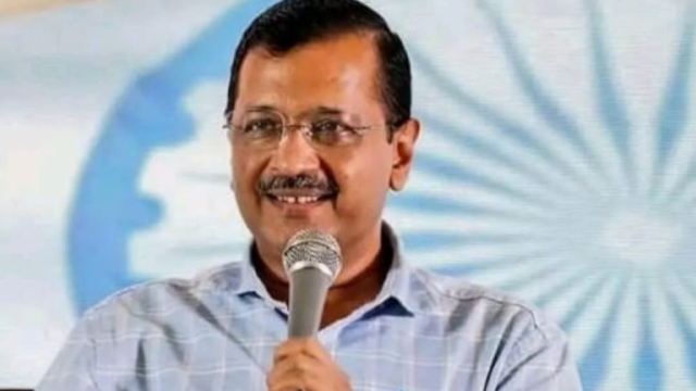 केजरीवाल पर फेंकी गई पानी की बोतल