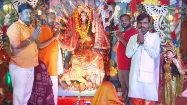जय बजरंग दुर्गा पूजा समिति सर्पोसबीर में हुआ भव्य देवी जागरण