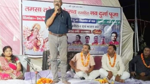 फसादों का सियासत से कनेक्शन जोड़ देते हैं-पूजा पण्डाल में पहुंचे कवियों ने लोगों को जी भर गुदगुदाया