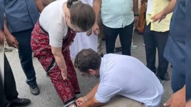 मां तो मां होती है, वायरल हो रही राहुल गांधी की ये तस्वीर