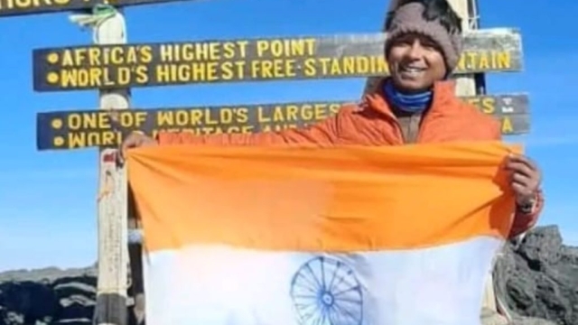 यूपी के रवि ने अफ्रीका की किलिमंजारो चोटी पर लहराया तिरंगा