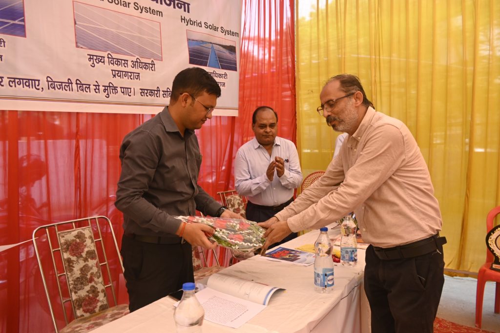 Inauguration of the 'Har Ghar Solar' Campaign by Mr. Gaurav Kumar, the Chief Development Officer of Prayagraj 3 Inauguration of the ' #HarGharSolar ' Campaign by Mr. Gaurav Kumar, the Chief Development Officer of #Prayagraj #RahyniSolar
@CMOfficeUP
@myogiadityanath
@DM_PRAYAGRAJ
@CdoPrayagraj
@UPNEDA_Agency