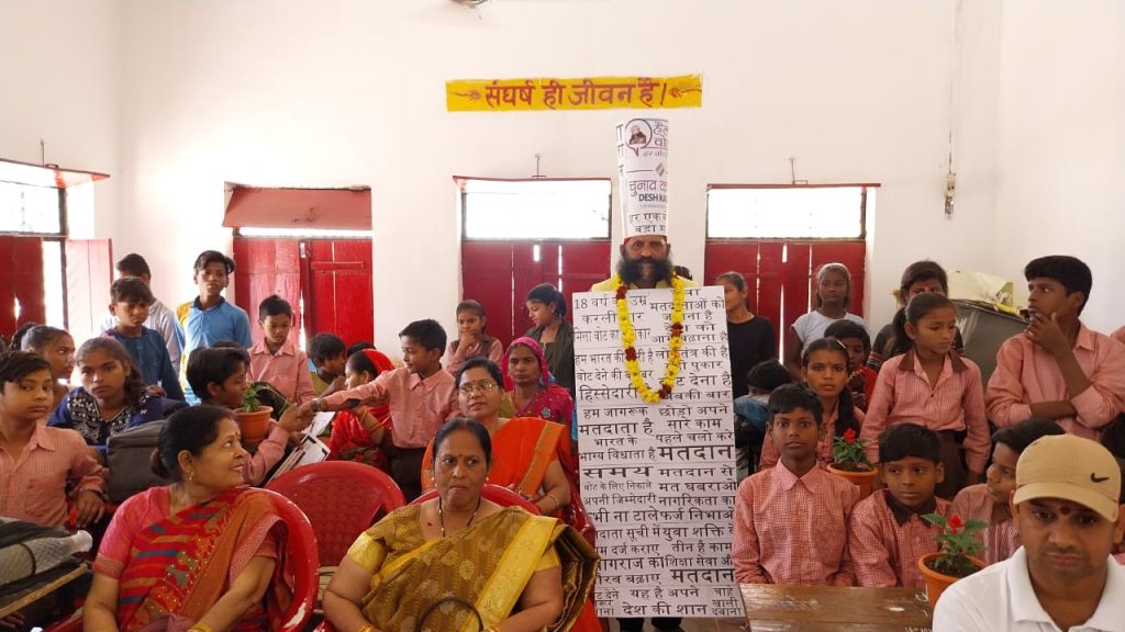 Prayagraj - Vivid Foundation भारतीय सांस्कृतिक परिषद - हरित वृक्ष एवं प्रशस्तिपत्र से प्रतिभागियों का सम्मान 4 WhatsApp Image 2024 03 12 at 14.50.15