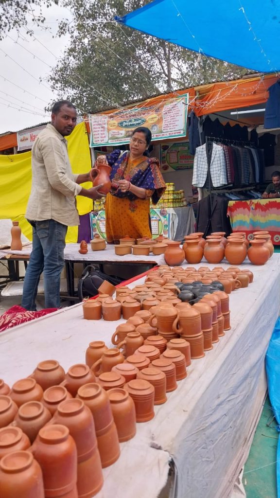 Beyond Utility: The Potter's Craft as a Cultural Treasure उपयोगिता से परे: कुम्हार का शिल्प एक सांस्कृतिक खजाना 2 मिट्टी का जादू: साधारण धरती से कला का उत्कृष्ट रूप (Mitti ka Jaadu: Sadharan Dharti se Kala ka Utkrisht Roop)