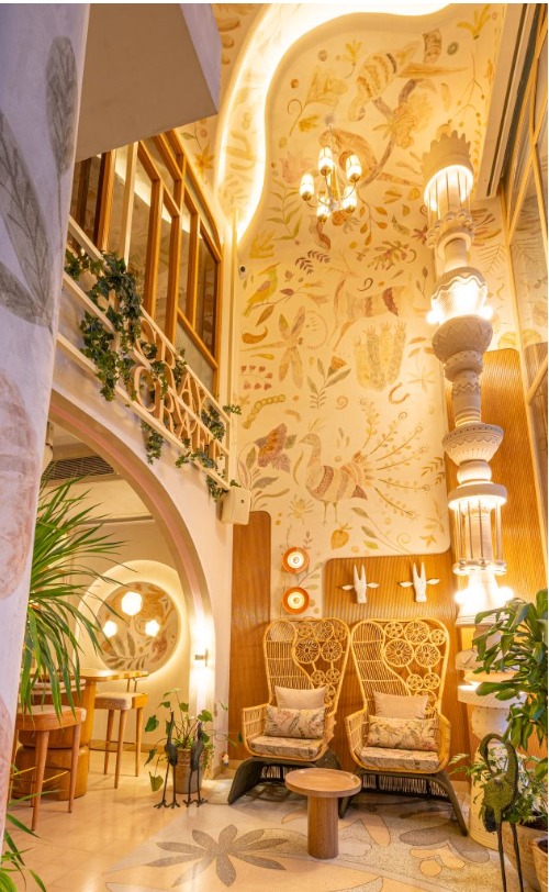 Say Cheese to these instagrammable restaurants in the city! Bucket list them for your next visit 4 Cray Craft, Andheri: A safe haven for all food lovers and enthusiasts alike, if you are looking for a place that delights your senses with its beautiful interiors, and vibrant atmosphere, then Cray Craft in Andheri, Marol is the one for you.