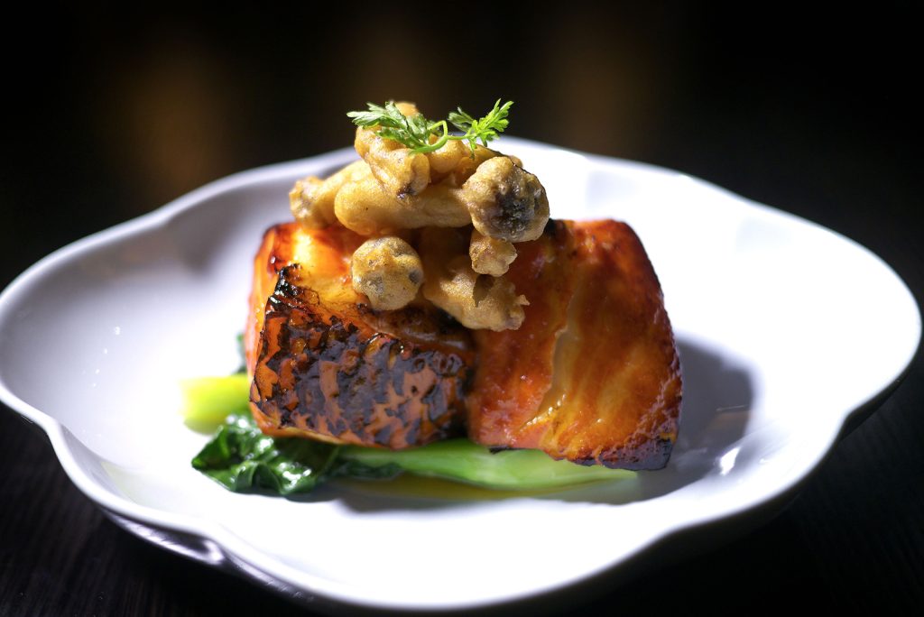 A Taste of Mumbai in Delhi: Hakkasan Pop-Up Takes Over Shangri-La Eros New Delhi 5 Highlights include the renowned Crispy Duck Salad, Crispy Tiger Prawns, and a selection of Dim Sum featuring Edamame Truffle, Spicy Jackfruit, Crab Dumpling with Singapore Chilli Sauce, and Crispy Duck Roll